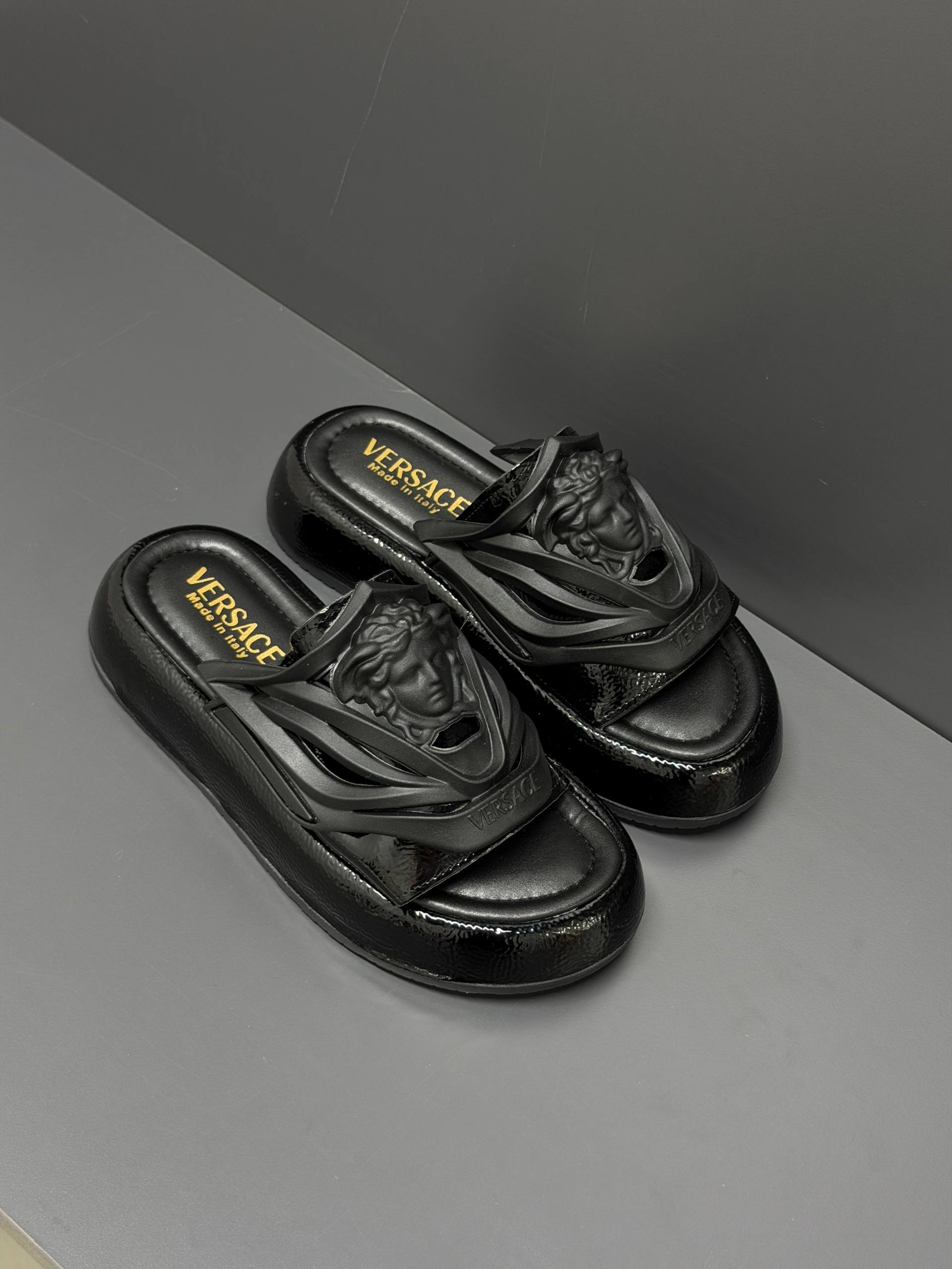 Γυναικεία παπούτσια Versace